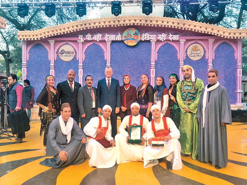 السفير المصري لدى الهند مع المشاركين