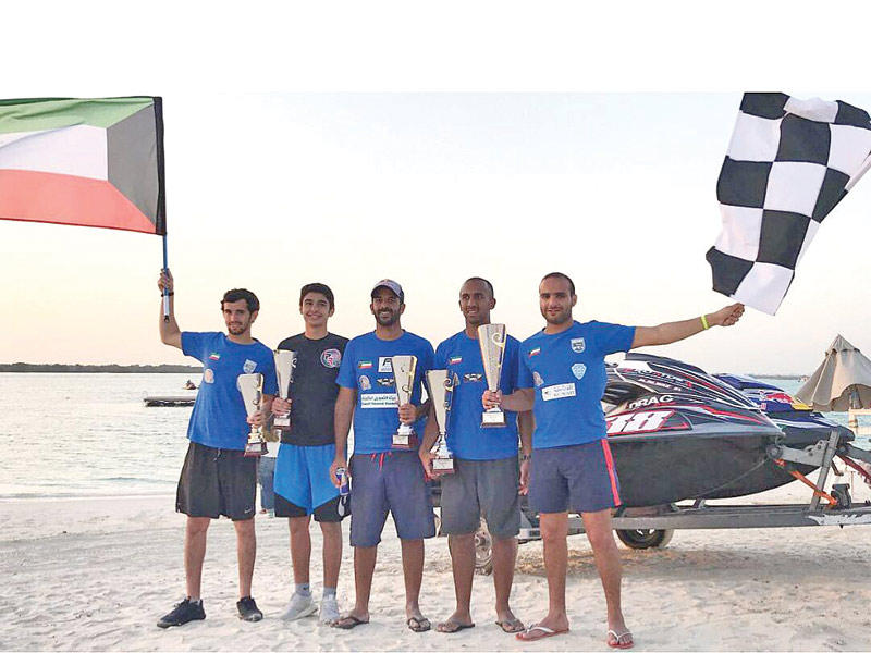 متسابقوا الدراجات المائية يرفعون علم الكويت