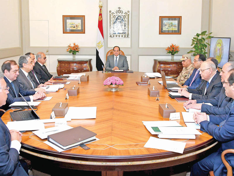 الرئيس السيسي مجتمعاً برئيس الوزراء ومحافظ البنك المركزي وعدد من الوزراء في القاهرة أمس