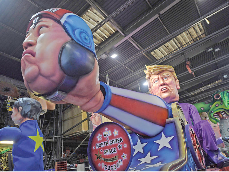 مجسم عملاق لترامب والزعيم الكوري الشمالي كيم جونغ أون خلال استعدادات انطلاق «كرنفال نيس» في فرنسا مساء أمس الأول	 (رويترز)