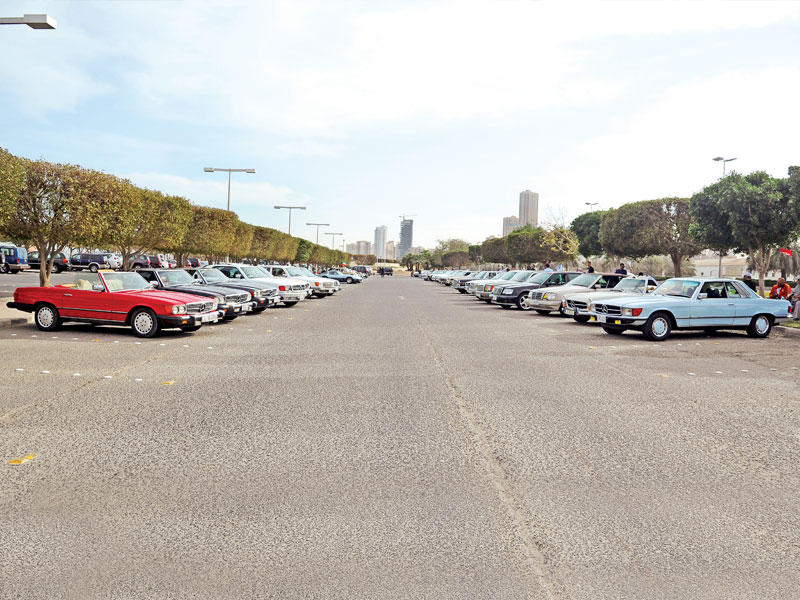 هواة «المرسيدس الكلاسيك» (تصوير عبدالله الخلف)