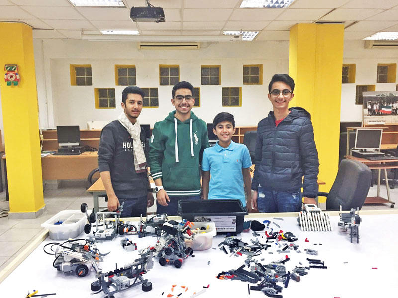 طلاب يتدربون على تطبيقات الذكاء الاصطناعي