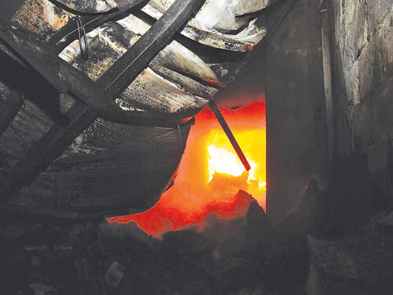 النيران تلتهم مخزن المنزل