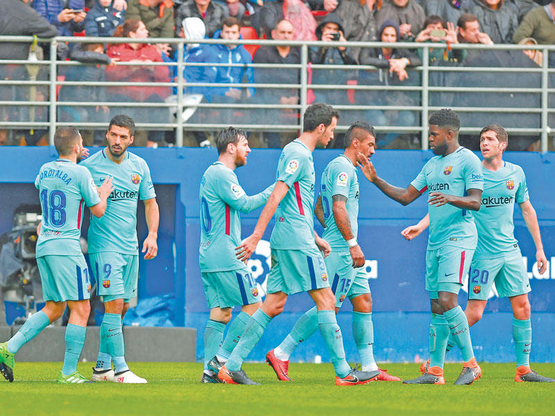 سواريز يحتفل مع رفاقه بهدفه الأول