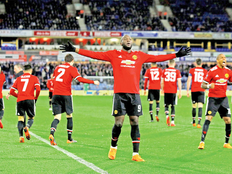 لوكاكو نجم مانشستر يونايتد يحتفل بعد إحراز الهدف الثاني