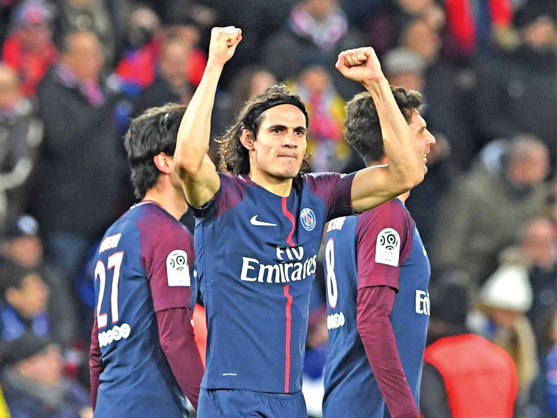 كافاني نجم سان جرمان يحتفل بعد إحرازه هدفاً