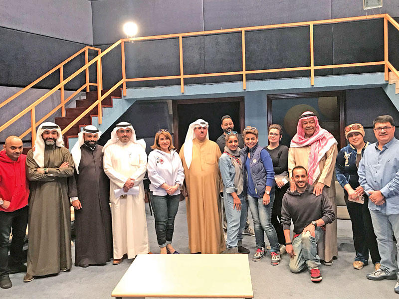 الشيخ فهد المبارك يتوسط فريق عمل «بنقول لكم سالفة»