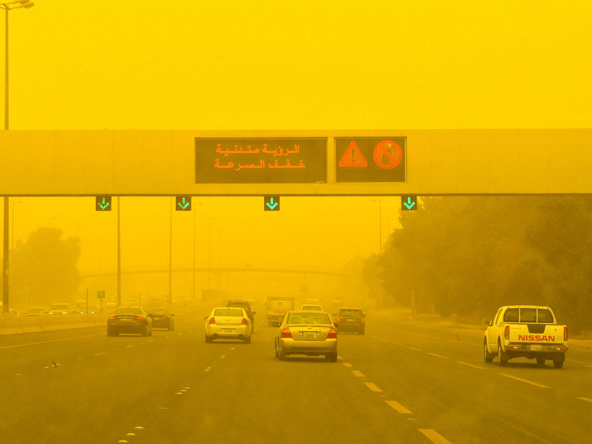 انخفاض الرؤية بسبب موجة الغبار أمس  (تصوير نوفل إبراهيم وعبدالله الخلف)