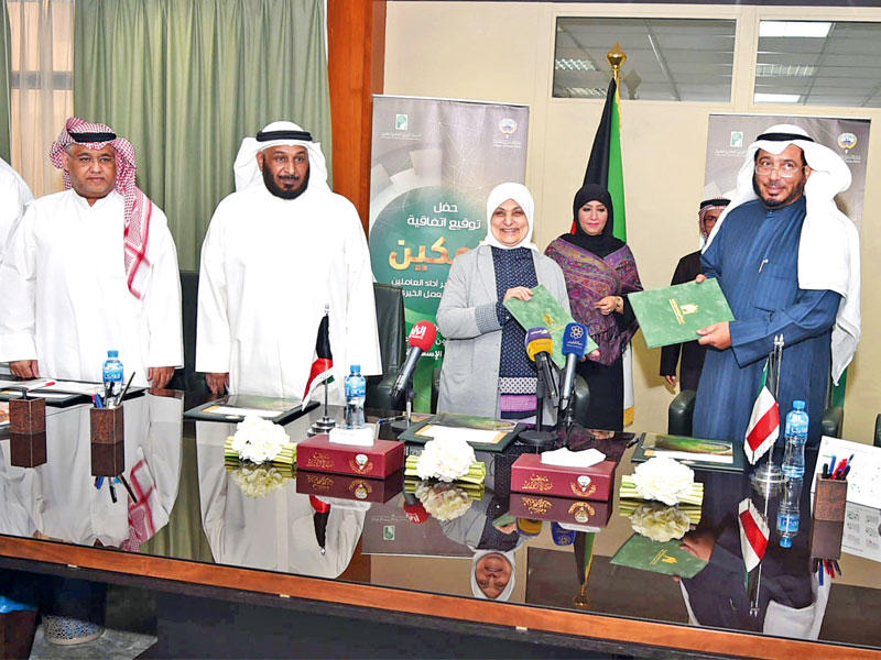 الصبيح والمعتوق عقب توقيع اتفاقية الشراكة «تمكين»    (تصوير عبدالله الخلف)