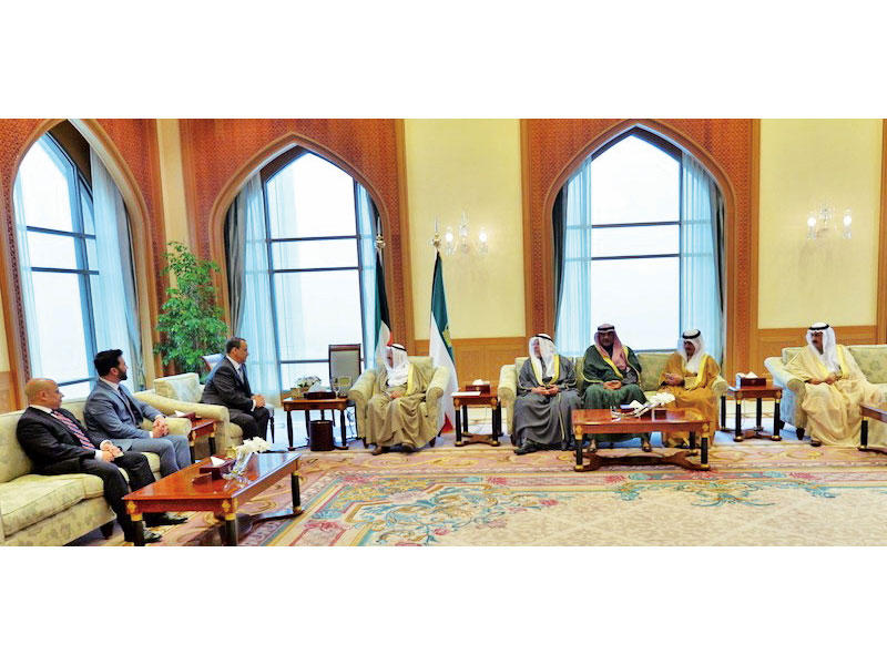 صاحب السمو أثناء استقباله ولد الشيخ أمسn