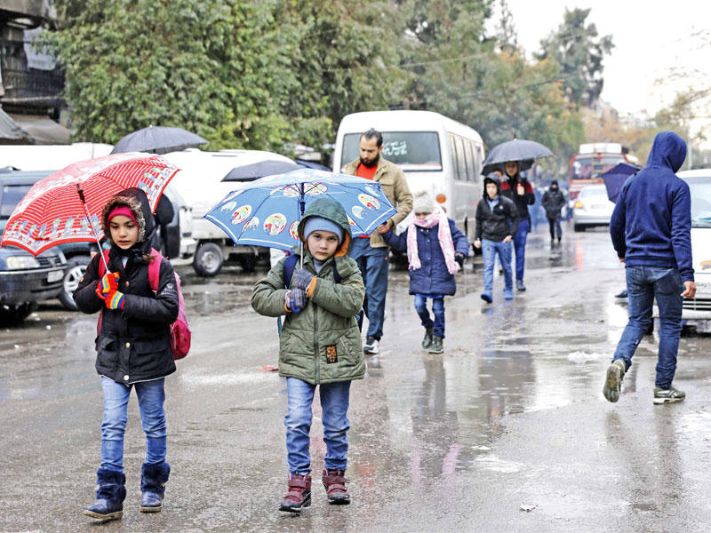 تلاميذ يعودون إلى مدارسهم في دمشق القديمة أمس  (أ ف ب)