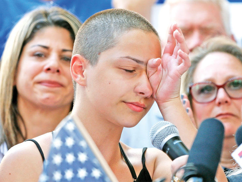  الطالبة ايما غونزاليس متأثرة خلال إلقائها كلمتها أمس الأول في التجمع ضد الأسلحة في فورت لودرديل  (أ ف ب)