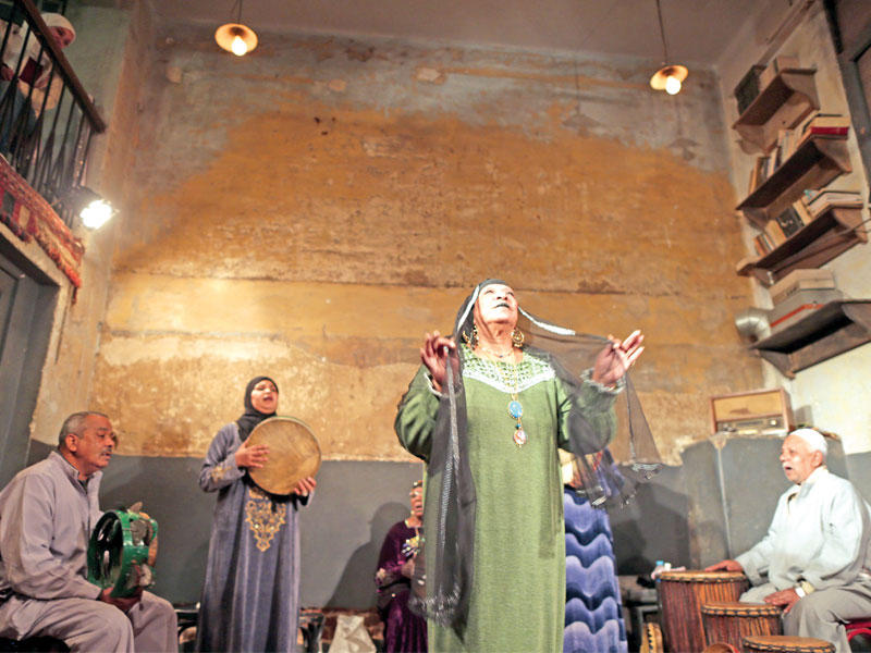 فرقة مصرية تؤدي عرضاً عن طقوس الزار الشعبية في مركز مكان الثقافي بالقاهرة قبل أيامt(إي بي أيه)