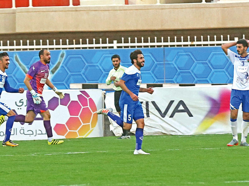 فرحة لاعبي التضامن وخيبة أمل لاعبي الجهراء (تصوير جورج ريجي)n