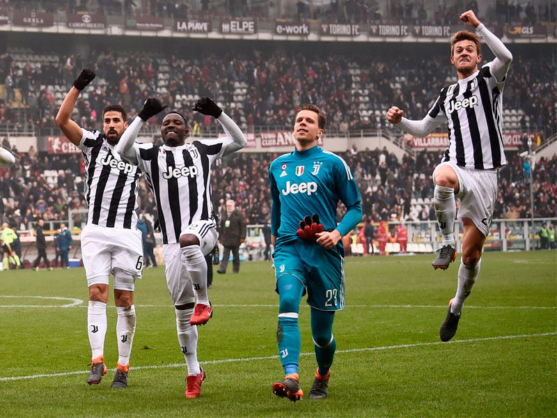 فرحة لاعبي يوفنتوس بعد الفوز على تورينو أمس