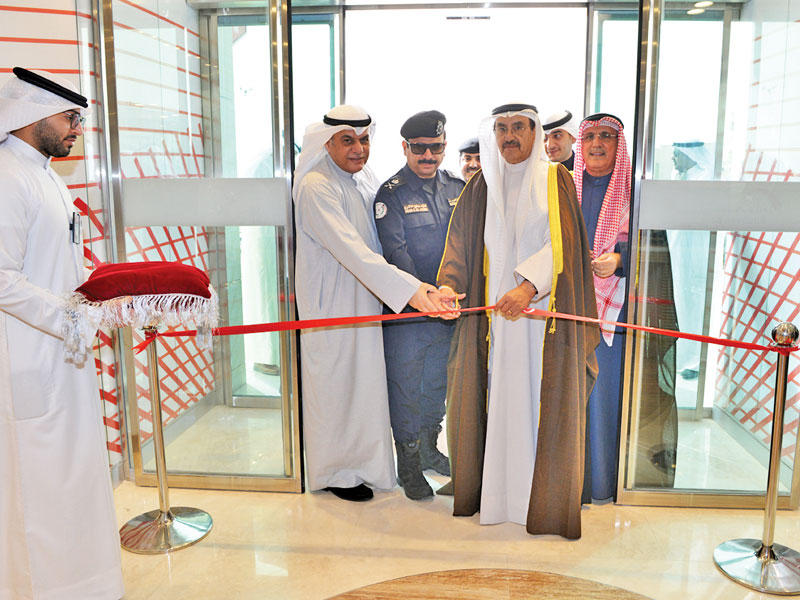 الرجيب والماجد يقصان الشريط