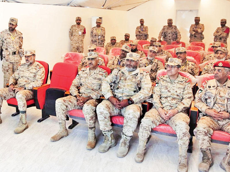 الخضر والنواف يستمعون لشرح عن التمرين