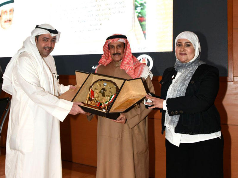 وكيل وزارة النفط بالوكالة الشيخ طلال العذبي يكرم د. إبراهيم الدعيج