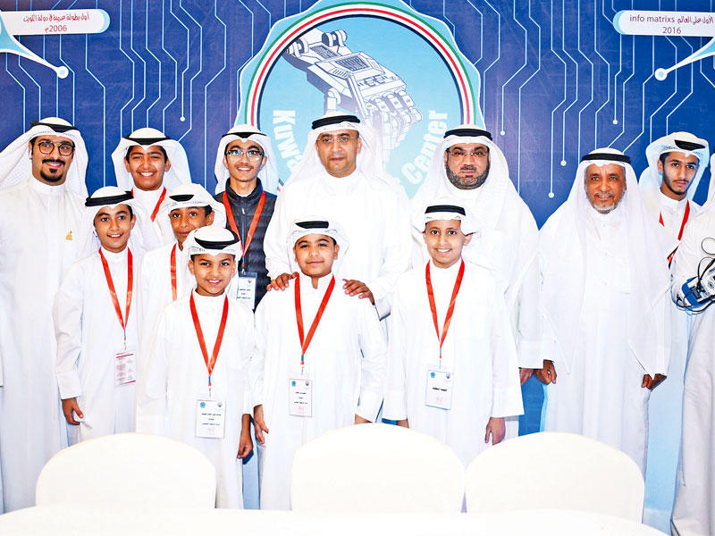 الأثري والنجار يتوسطان الطلبة المشاركين في مؤتمر الروبوتt (تصوير ميلاد غالي)