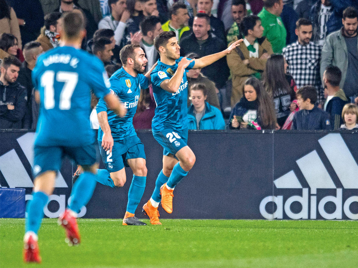 لاعبو ريال مدريد يحتفلون بتسجيل الهدف الرابع