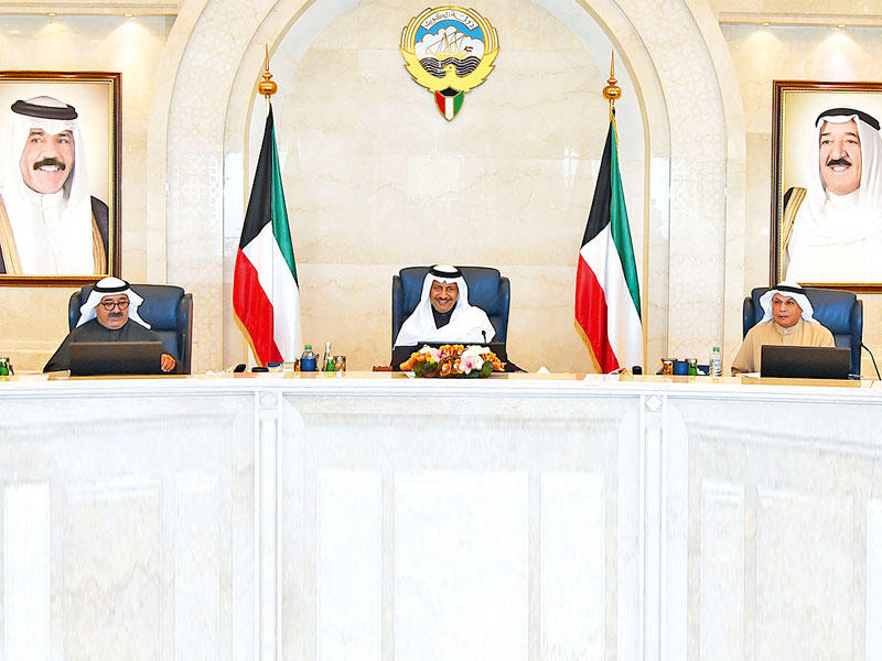 المبارك مترئساً اجتماع مجلس الوزراء أمس