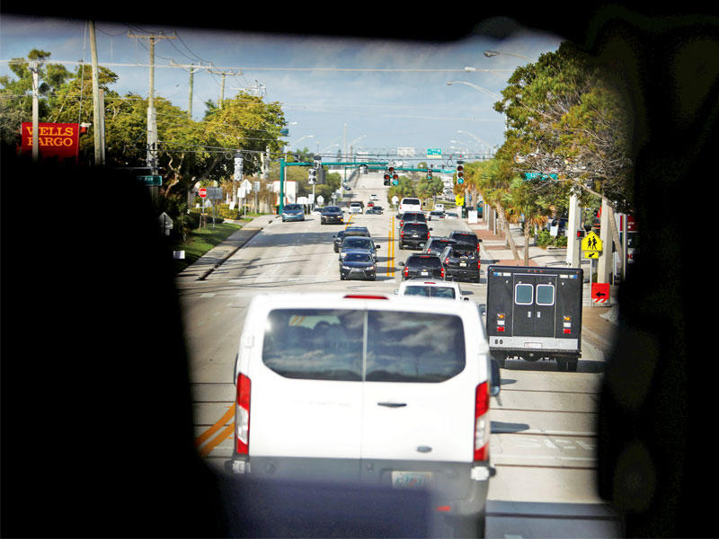 موكب ترامب متجهاً إلى منتجع الغولف في ويست بالم فلوريدا أمس (رويترز)