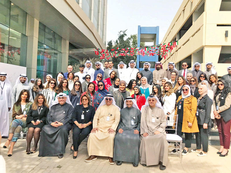 المضف متوسطاً موظفي البنك خلال الاحتفال