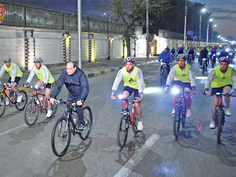 فاجأ الرئيس السيسي طلاب الكلية الحربية بزيارة فجر أمس، وتناول الفطور معهم، ثم شاركهم في جولة على الدراجات في شوارع القاهرة