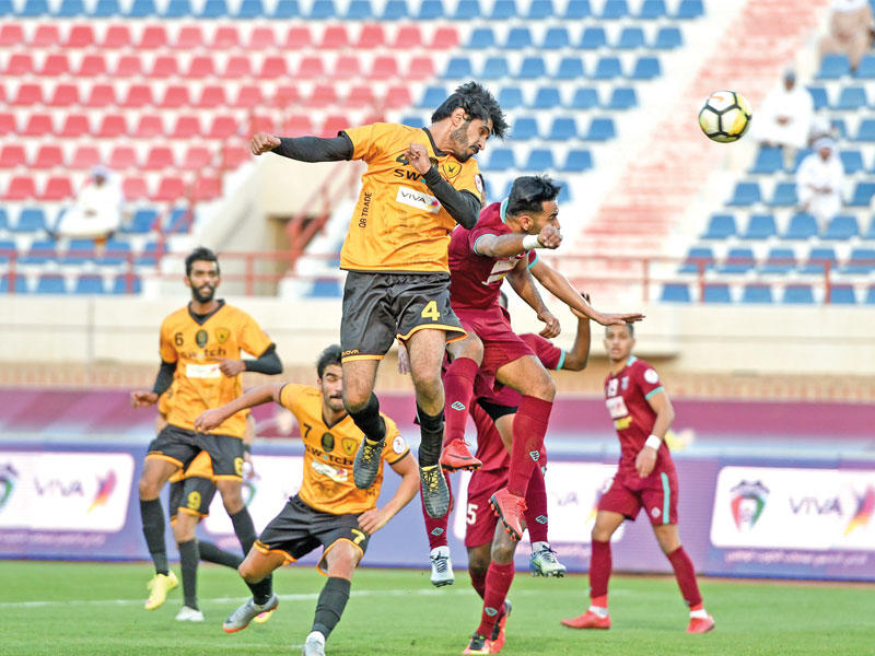 كرة عالية مشتركة بين لاعبي القادسية والنصر (تصوير نوفل إبراهيم)