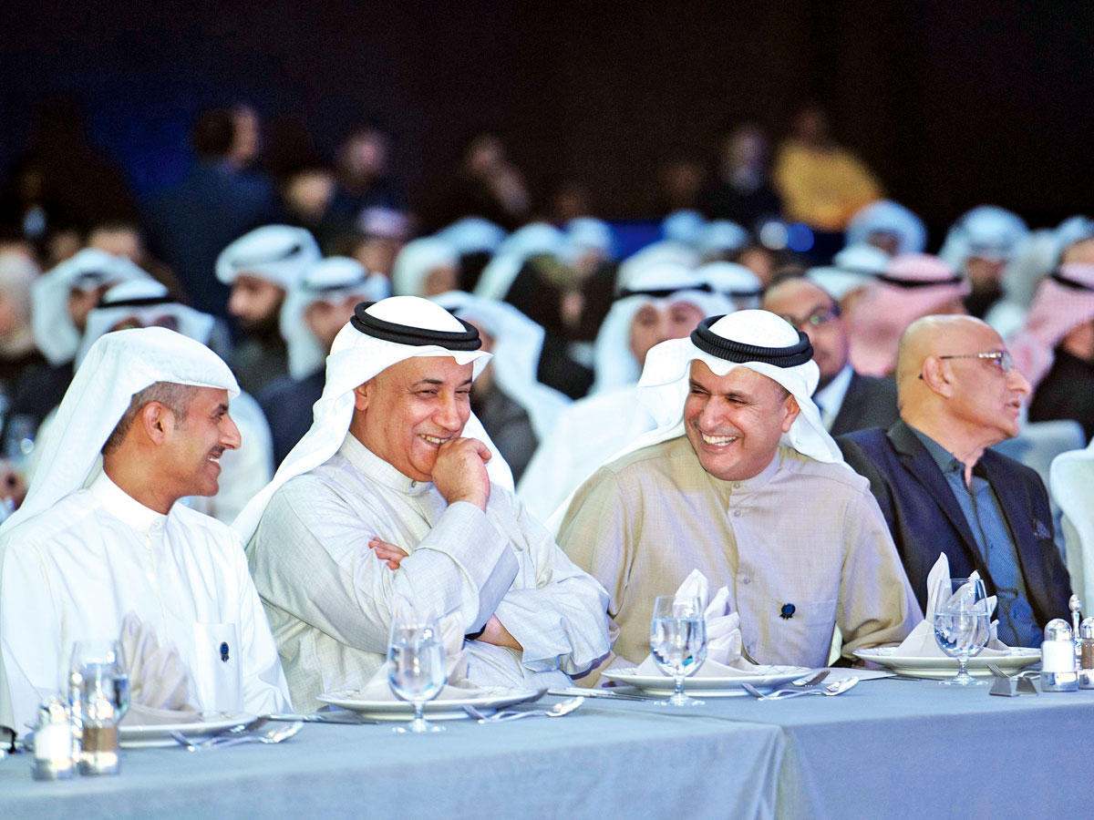 الصقر والفليج والمرزوق في حوار جانبي خلال الحفل