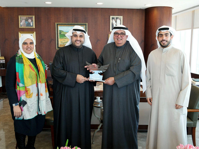 فيصل العيار خلال تسلمة درعاً تكريمية من علي الإبراهيم