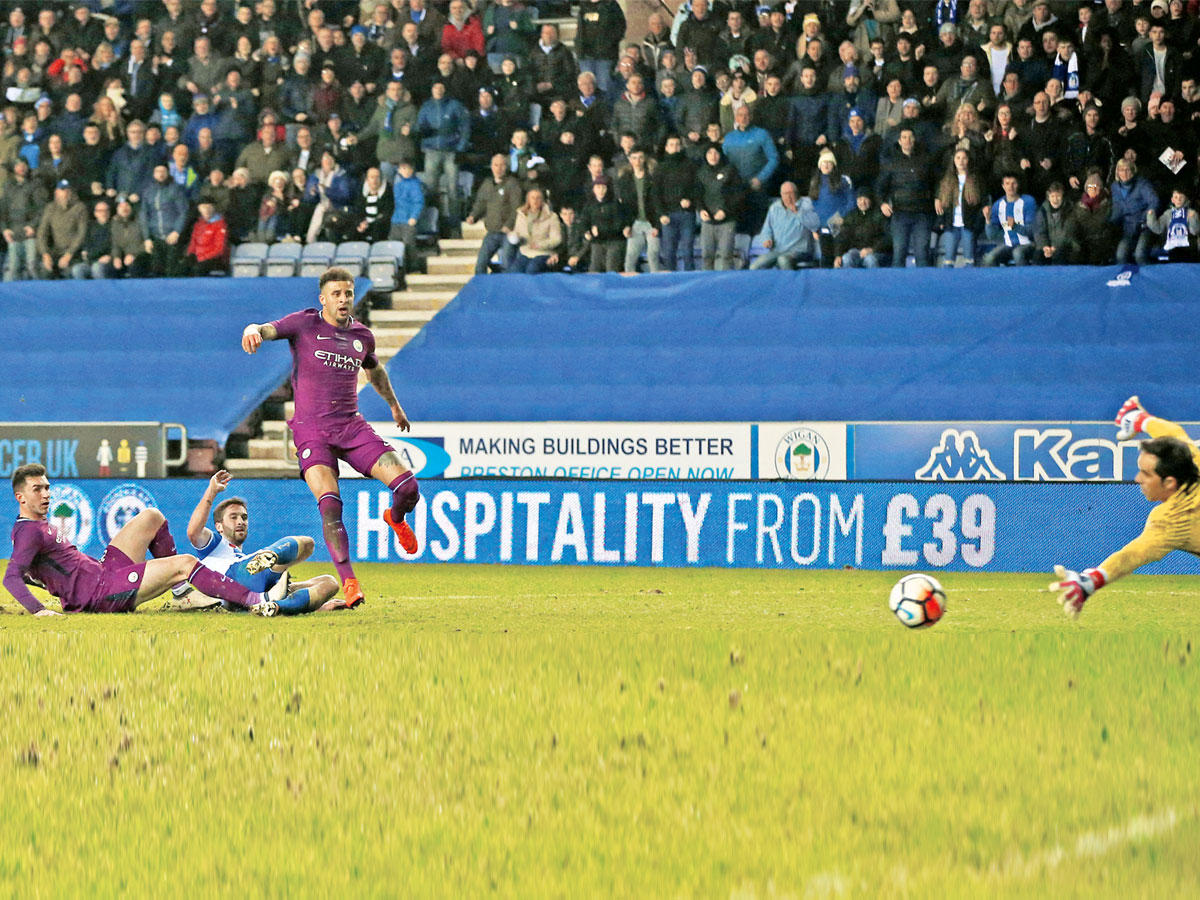 غريغ نجم ويغان يحرز هدفه في مرمى مانشستر سيتي