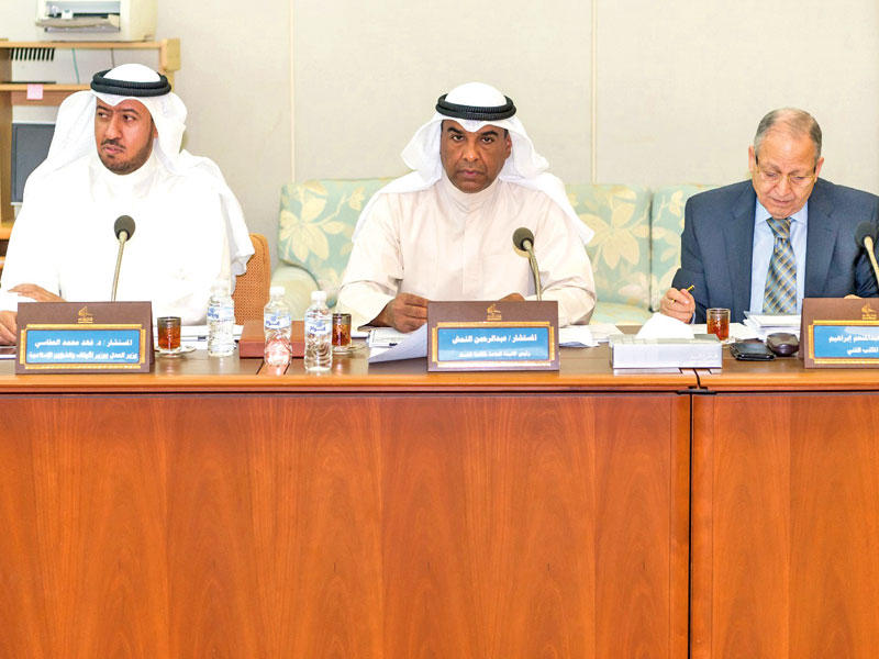 العفاسي والنمش في اجتماع «التشريعية» أمس