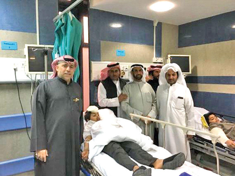 العومي اثناء تفقده للطالب في مستشفى العدان أمس