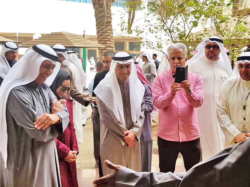 الأنصاري خلال جولته في المهرجان