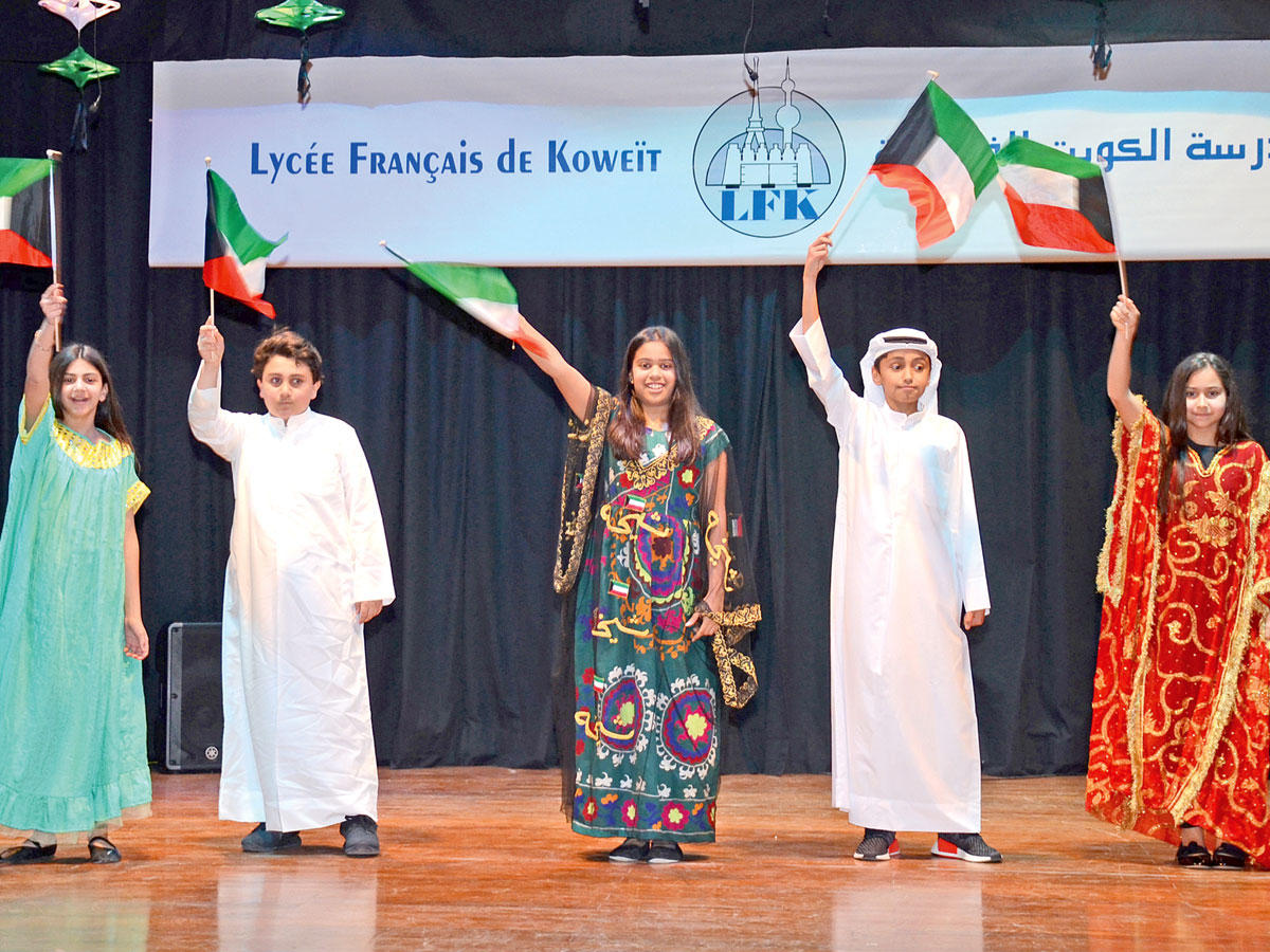 طلبة المدرسة يقدمون فقرة استعراضية