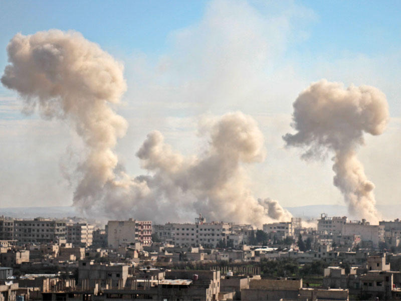 الدخان يتصاعد فوق قرية مسرابا في الغوطة أمس الأول  (أ ف ب)