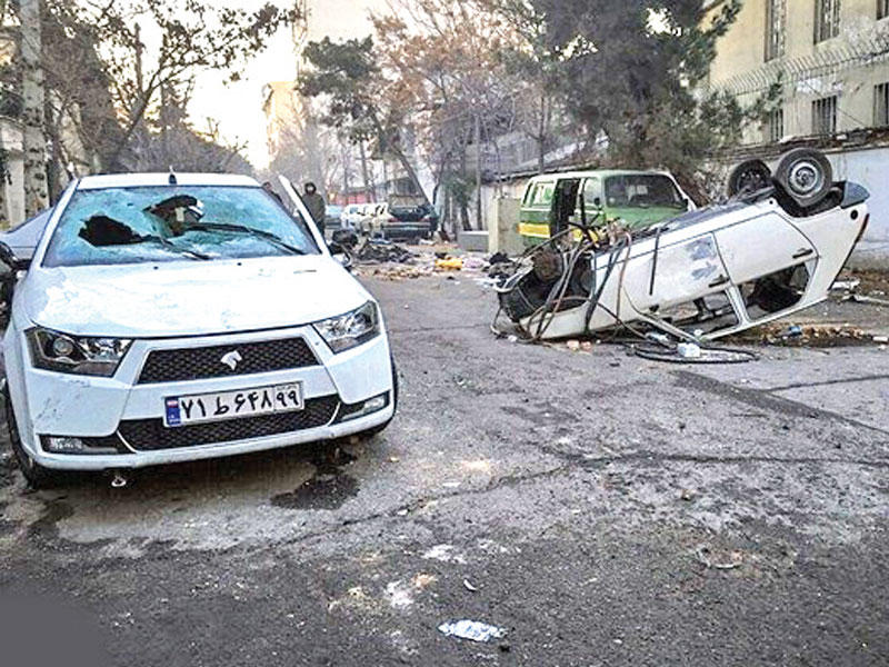 عناصر أمنية بمحيط المخفر الذي اقتحم أمس في طهران 	(فارس)