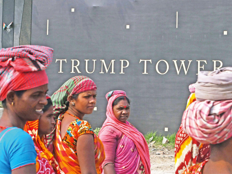 عمال هنود ينقلون الحجارة قرب موقع «برج ترامب» قيد الانشاء في كولكاتا أمس (أ ف ب)