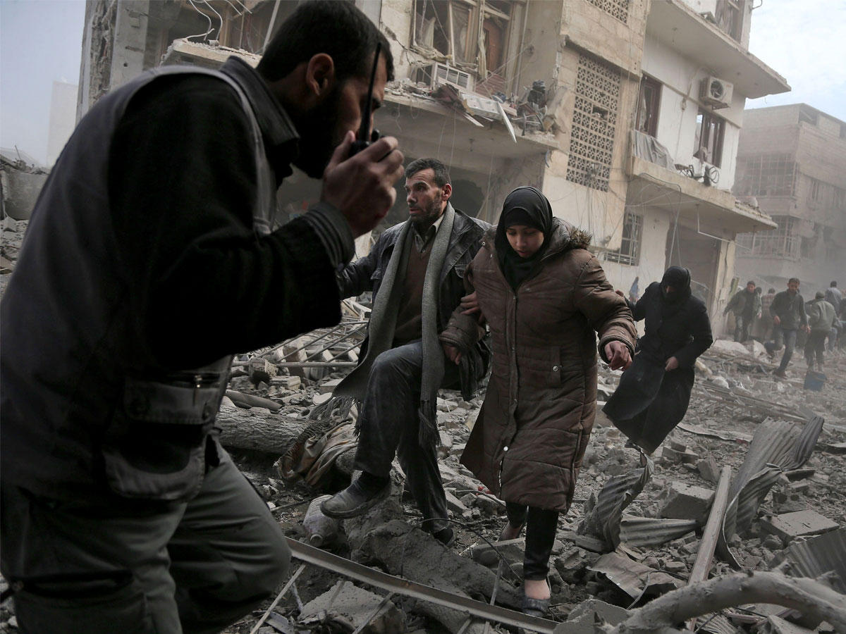 سوريون يفرون من الغارات على الغوطة أمس (أ ف ب)