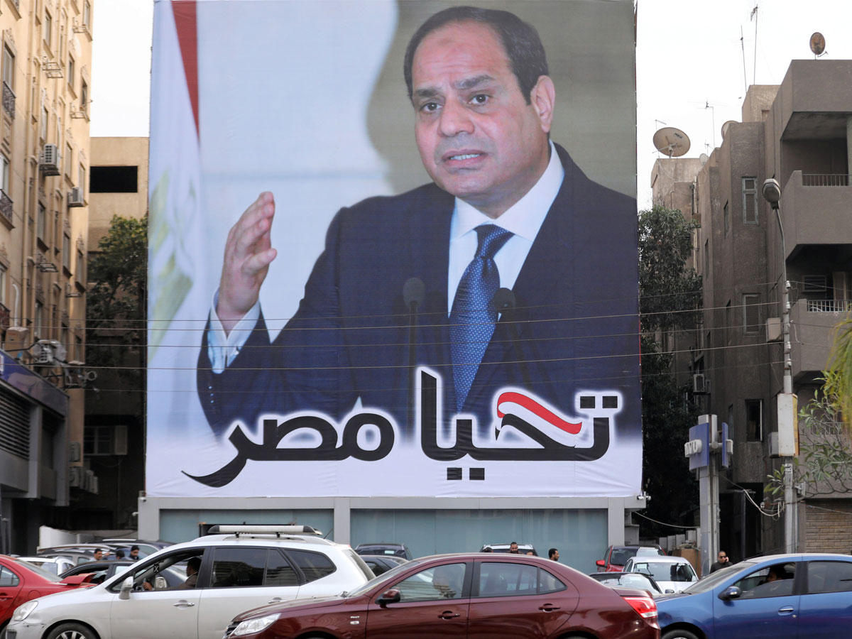 لافتة مؤيدة للسيسي في احد شوارع القاهرة أمس (رويترز)