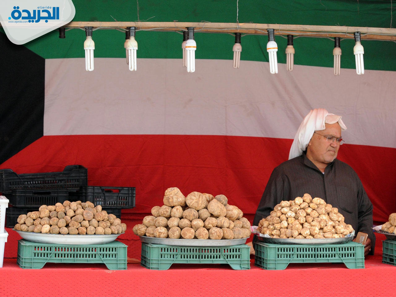  بائع يعرض كميات من (الفقع)