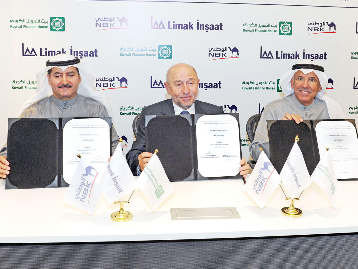 الساير وأوزدامير والمرزوق أثناء توقيع الاتفاقية (تصوير عبدالله الخلف)