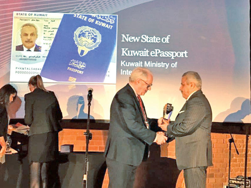 الجراح يتسلم الجائزة