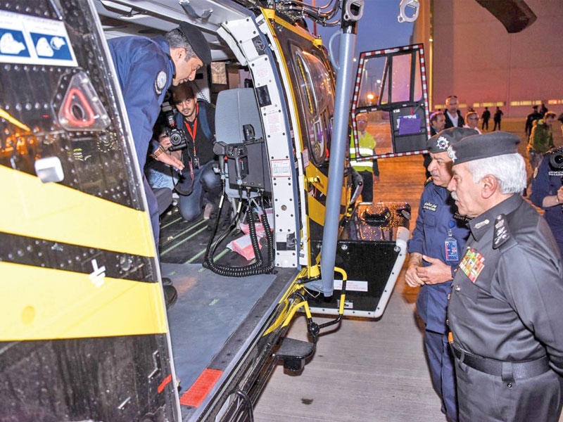 الدوسري يستمع إلى شرح حول الطائرة الفرنسية (H225)