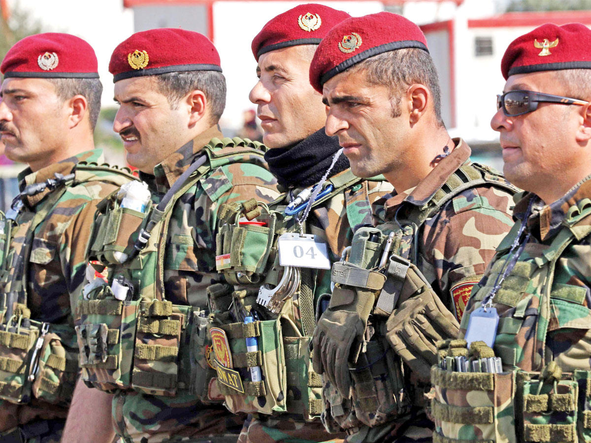 عناصر من قوات البيشمركة الكردية العراقية خلال تخرجها من دورة تدريبية للقوات الخاصة على أيدي القوات الإيطالية في قاعدة عسكرية بأربيل أمس الأول  (أ ف ب)