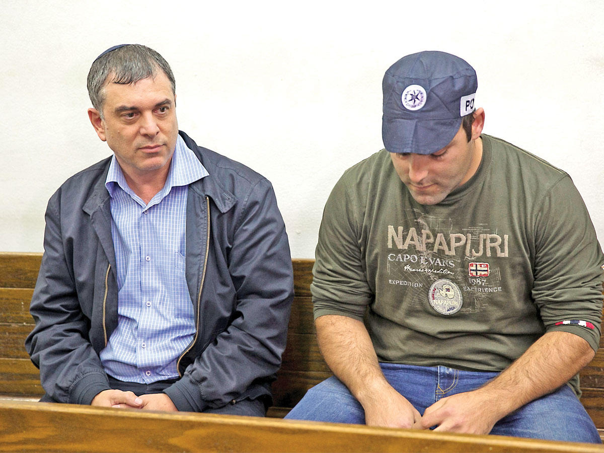 شلومو فليبر إلى اليسار خلال مثوله أمام محكمة بتل أبيب الأحد الماضي (رويترز)