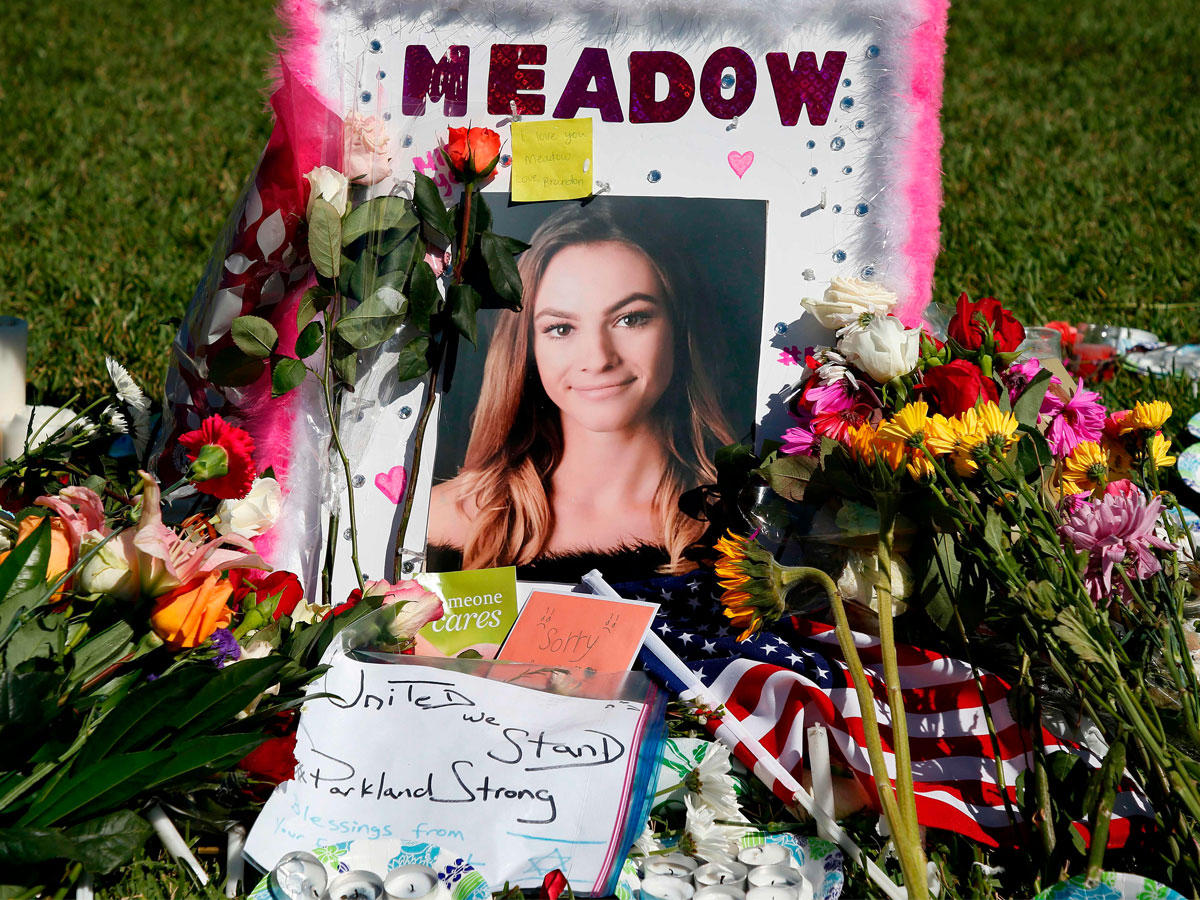 نصب تذكاري لميدو بولاك، أحد ضحايا إطلاق النار في مدرسة مارجوري ستونيمان دوغلاس الثانوية