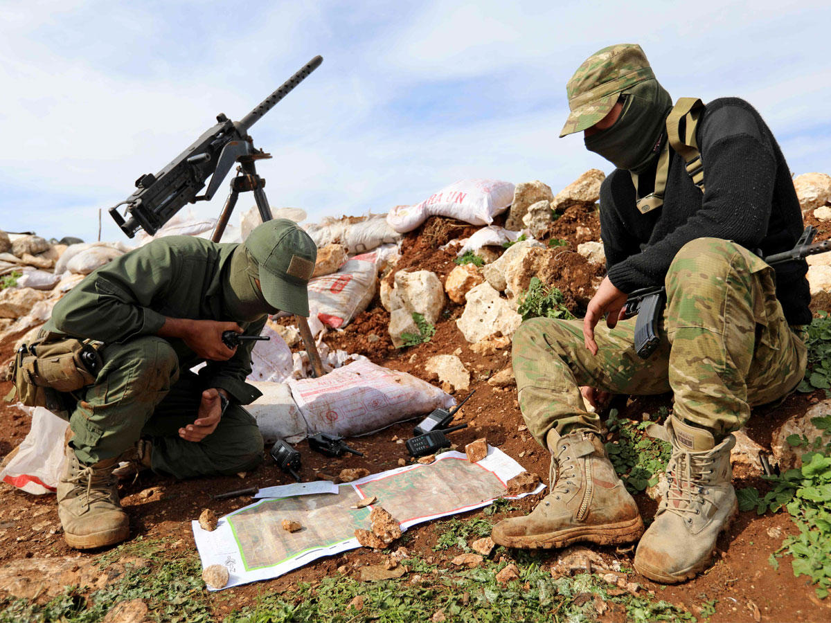 مقاتلي المعارضة السوريين المدعومين من تركيا في بلدة سلوة  في الحدود السورية التركية