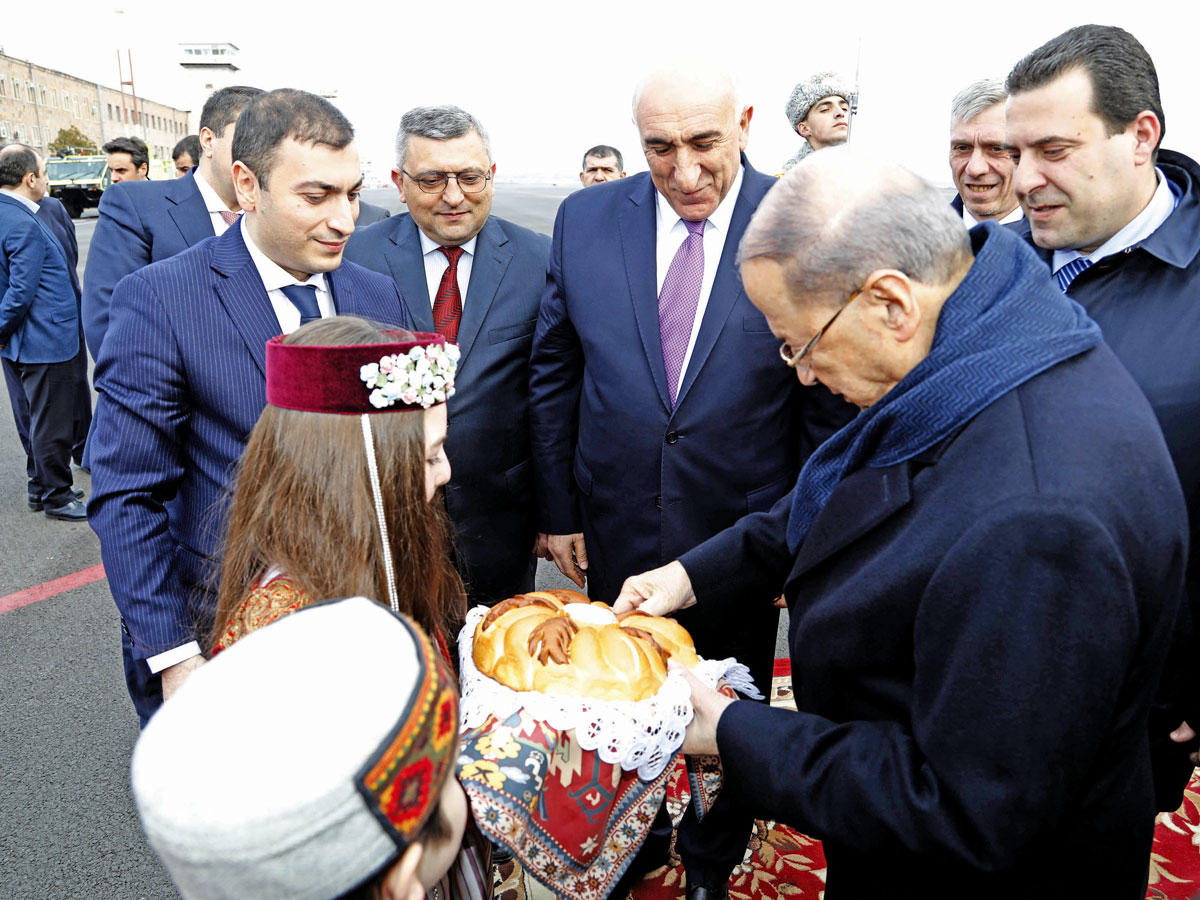 عون يقطع قالب حلوى لحظة وصوله إلى يريفانt(دالاتي ونهرا)